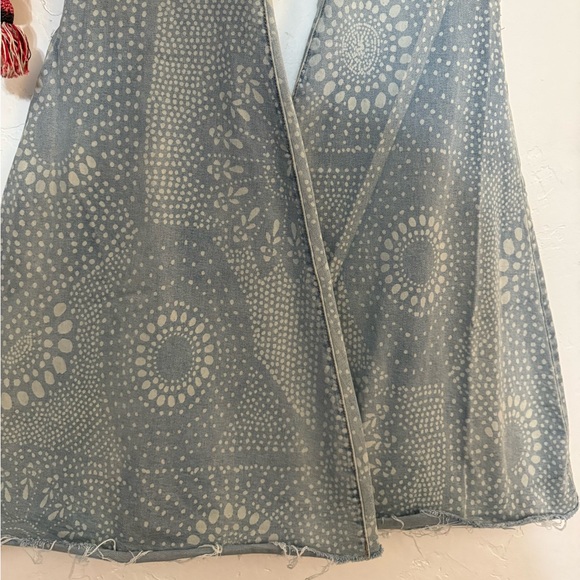 FREE PEOPLE FLOAT ON BELL BOTTOMS SZ 26 light blue batik print EUC - Picture 3 of 8